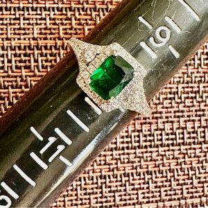 Elegant Silver and Emerald Green Gemstone Ring